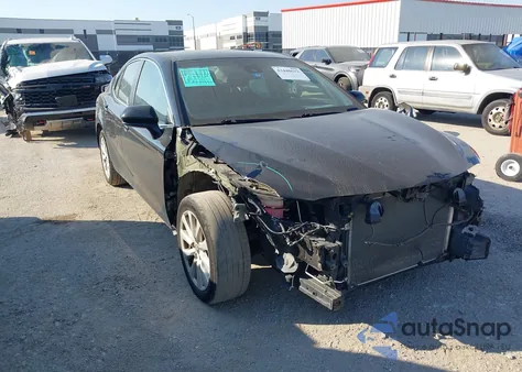 2018 Toyota Camry Le z USA, uszkodzony, nr VIN 4T1B11HK2JU662699